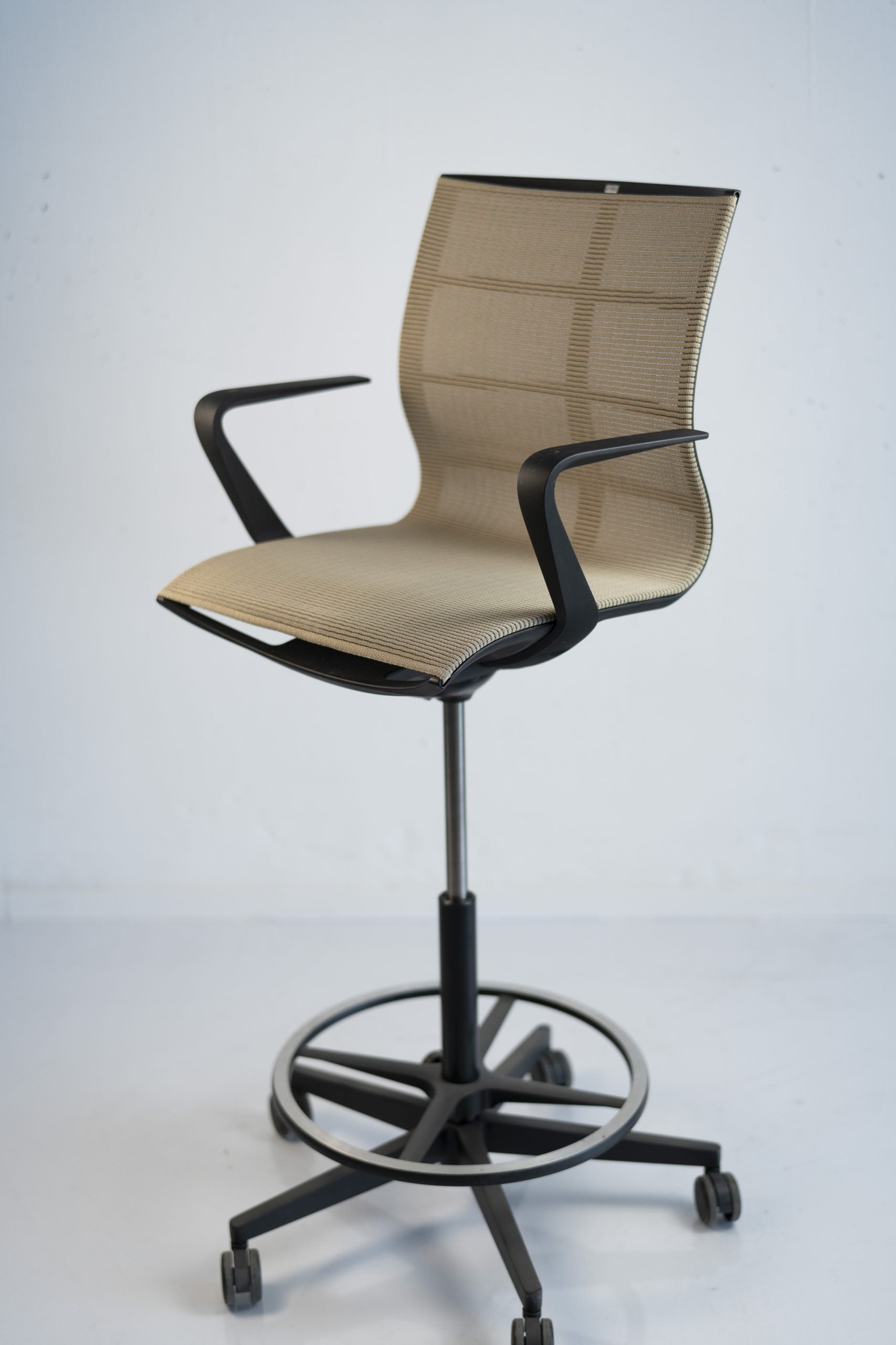 Sedus “se:joy”, Counterstuhl mit Armlehnen, schwarz, beige