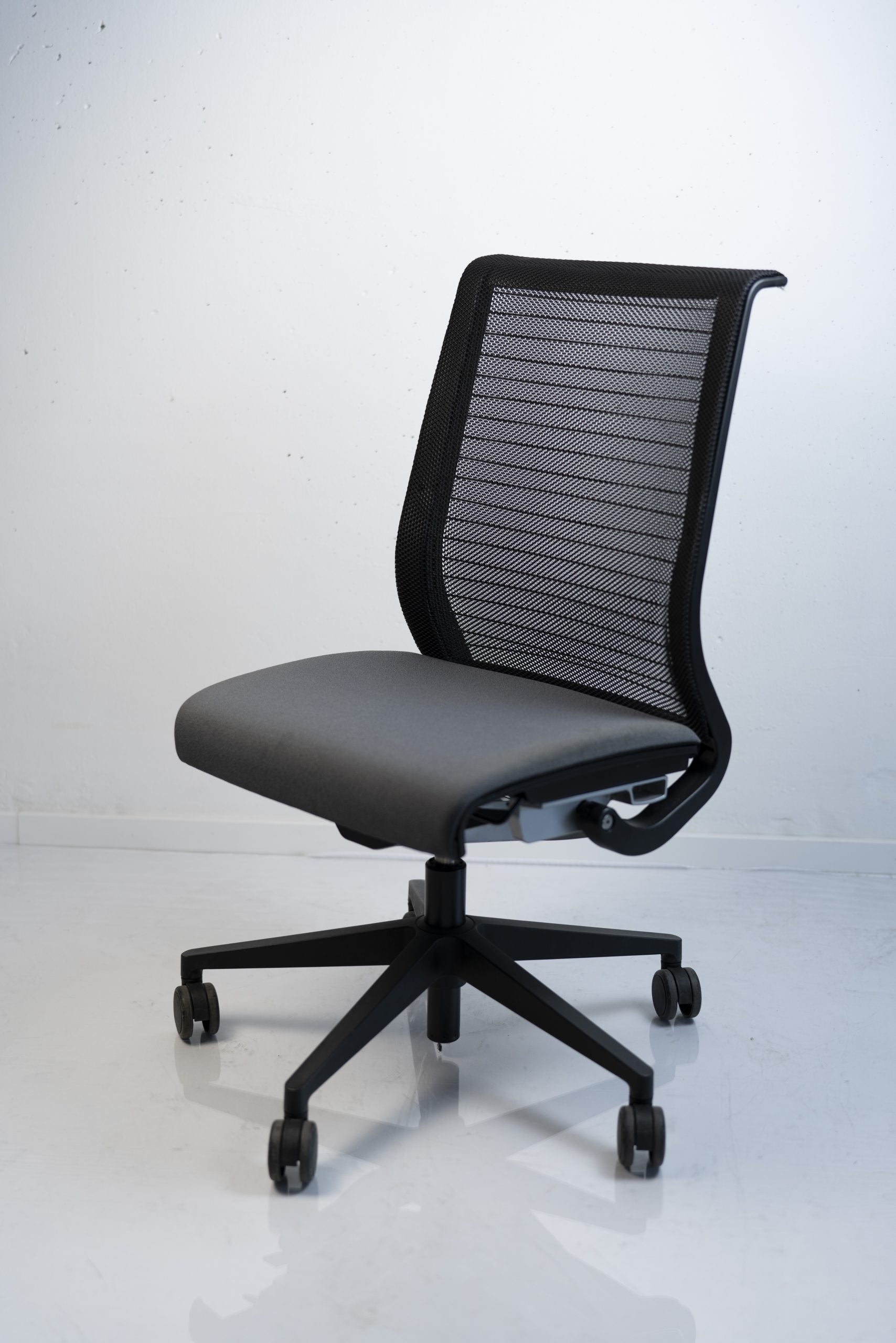 Steelcase "Think", Bürodrehstuhl mit Netzrücken, Schwarz/Grau