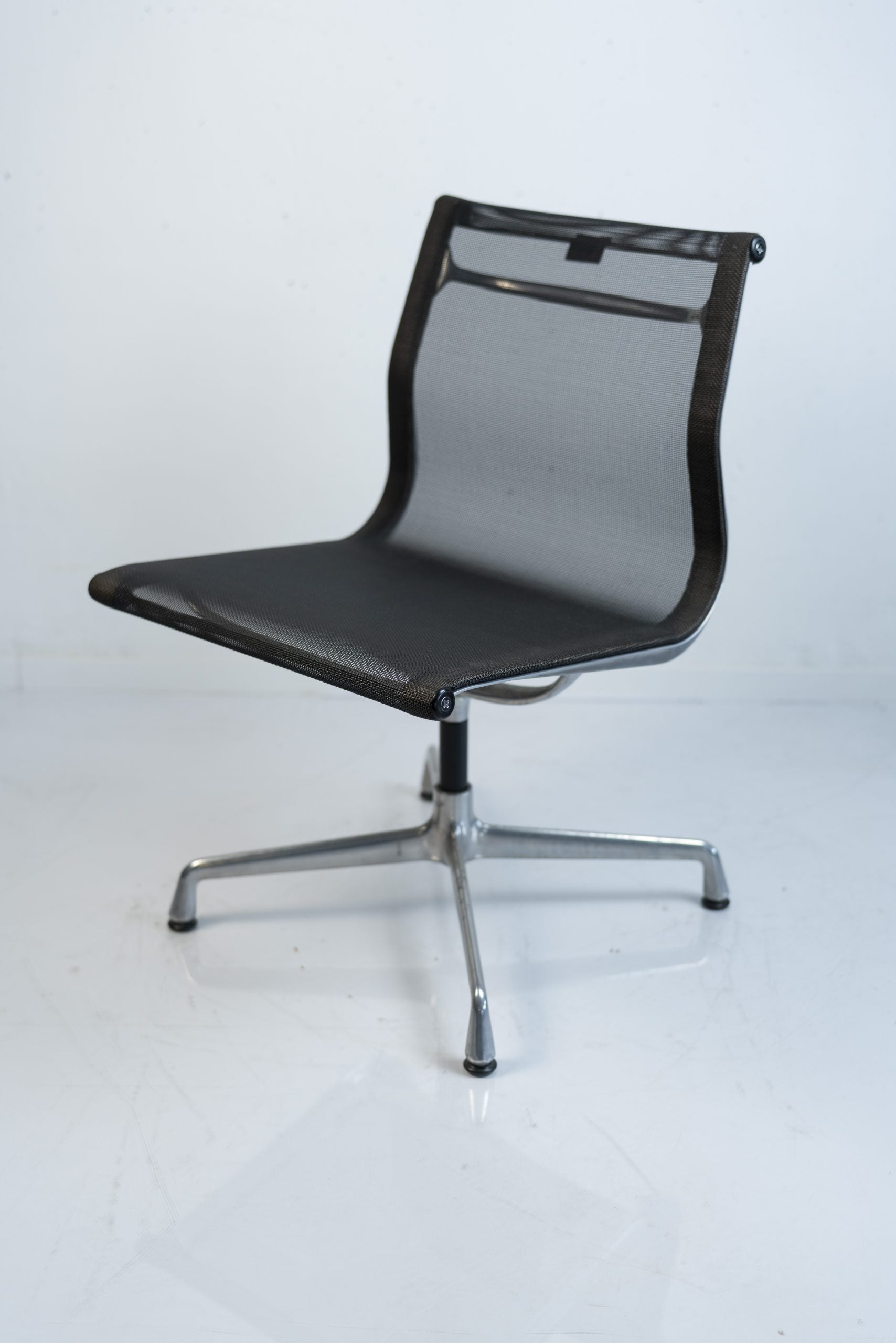 Vitra "EA 105", Konferenzstuhl, nicht drehbar, Netz, Chrom/Schwarz