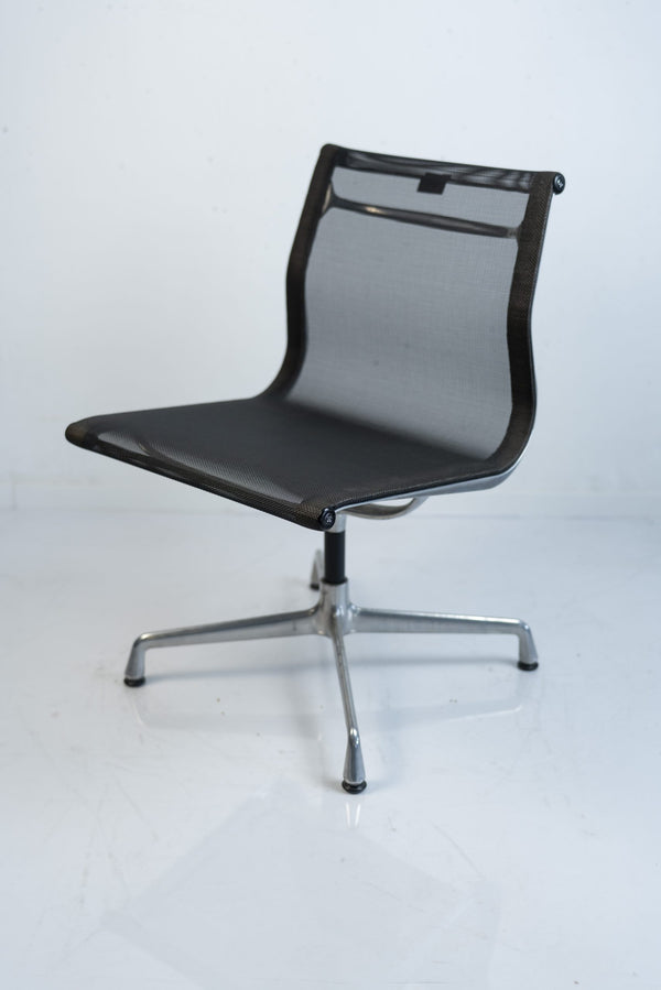 Vitra "EA 105", Konferenzstuhl, nicht drehbar, Netz, Chrom/Schwarz