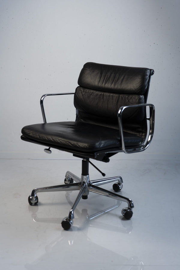Bürodrehstuhl Soft Pad Chair, Leder, schwarz, Chrom, mit Rollen - Vitra