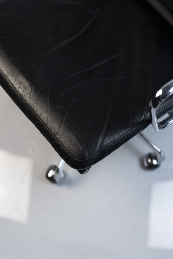 Bürodrehstuhl Soft Pad Chair, Leder, schwarz, Chrom, mit Rollen - Vitra