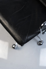 Bürodrehstuhl Soft Pad Chair, Leder, schwarz, Chrom, mit Rollen - Vitra