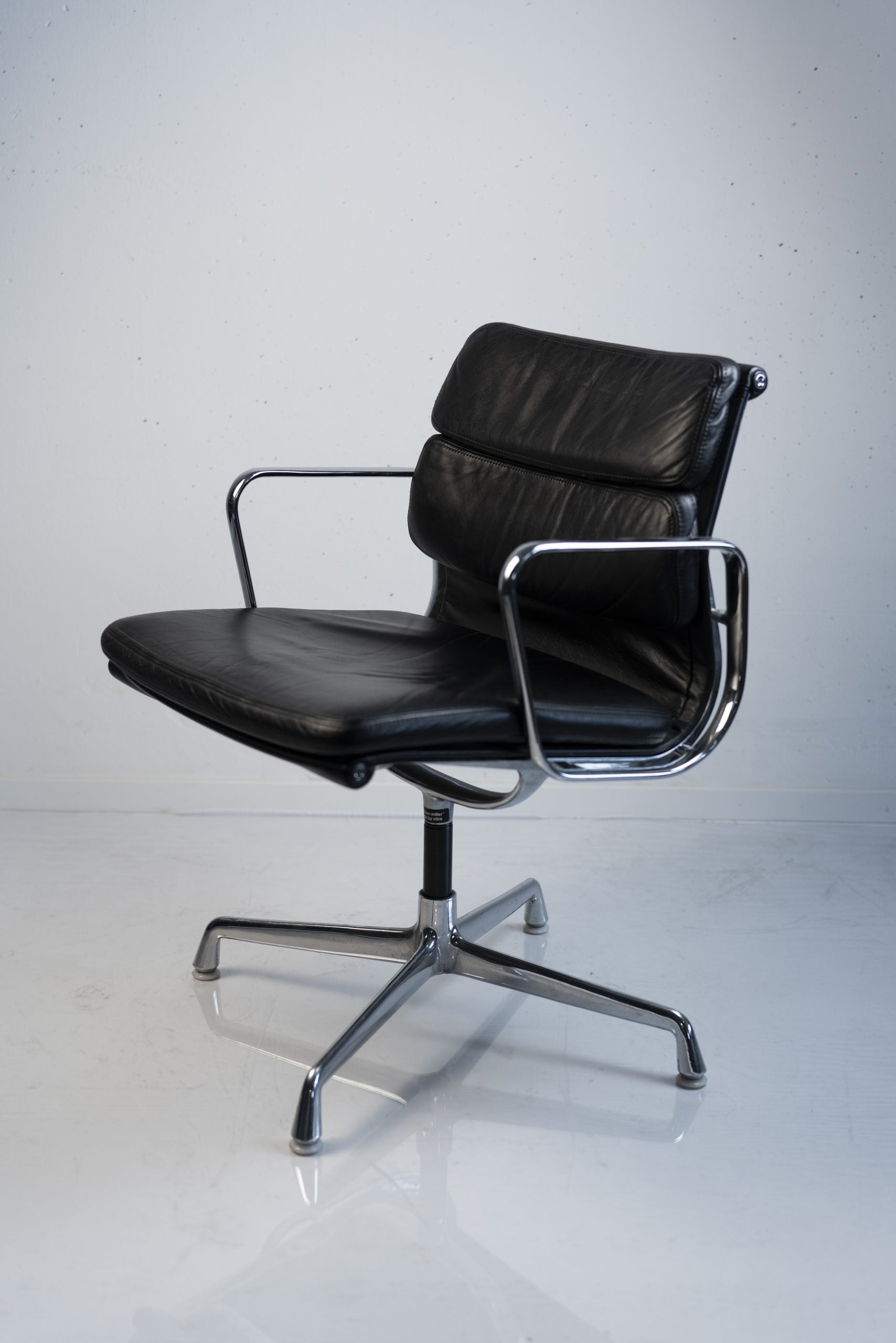 Besucherstuhl Soft Pad Chair, Leder, schwarz, Chrom - Vitra