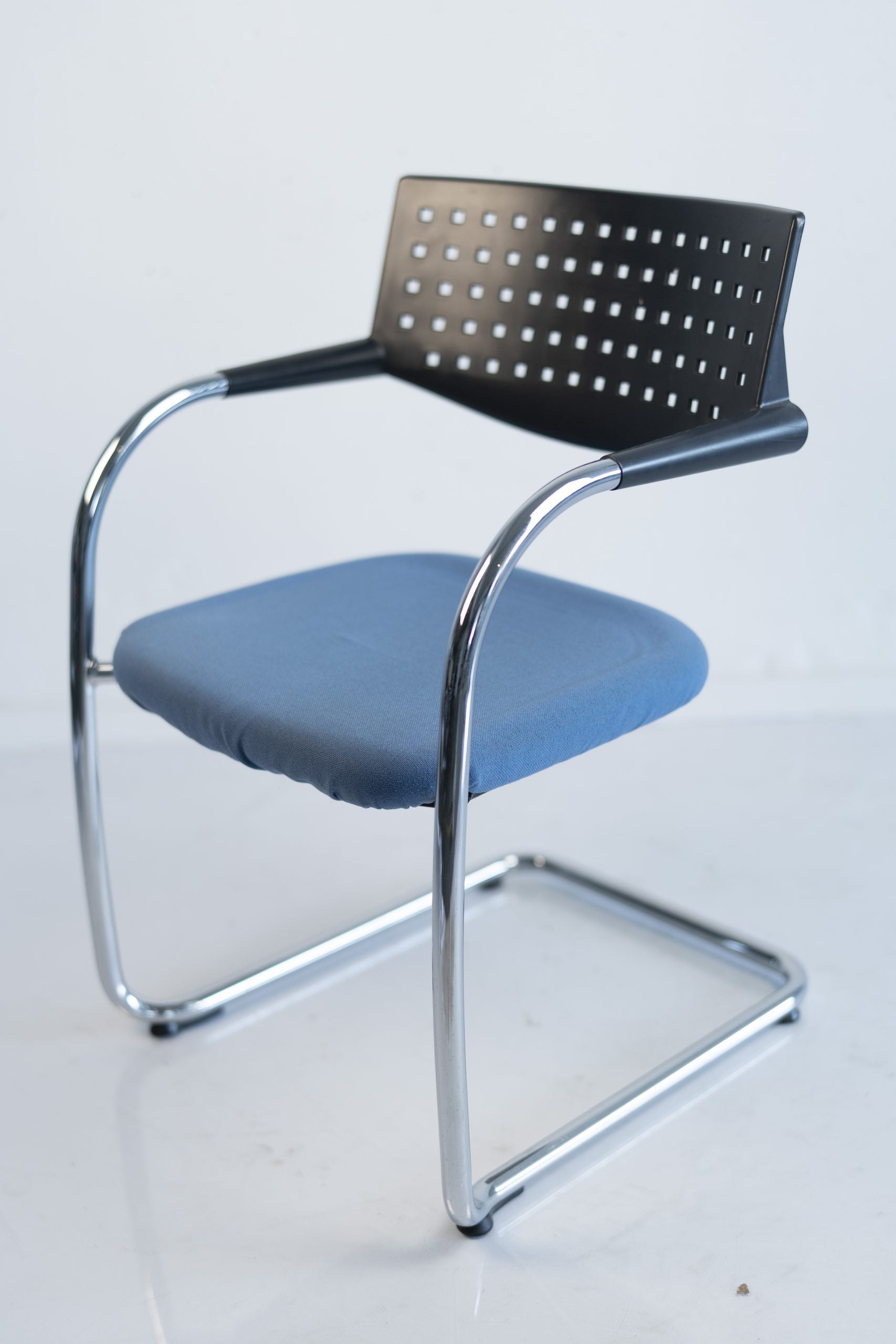 Vitra "Vis a vis Step", Freischwinger, stapelbar, Chrom/Hellblau
