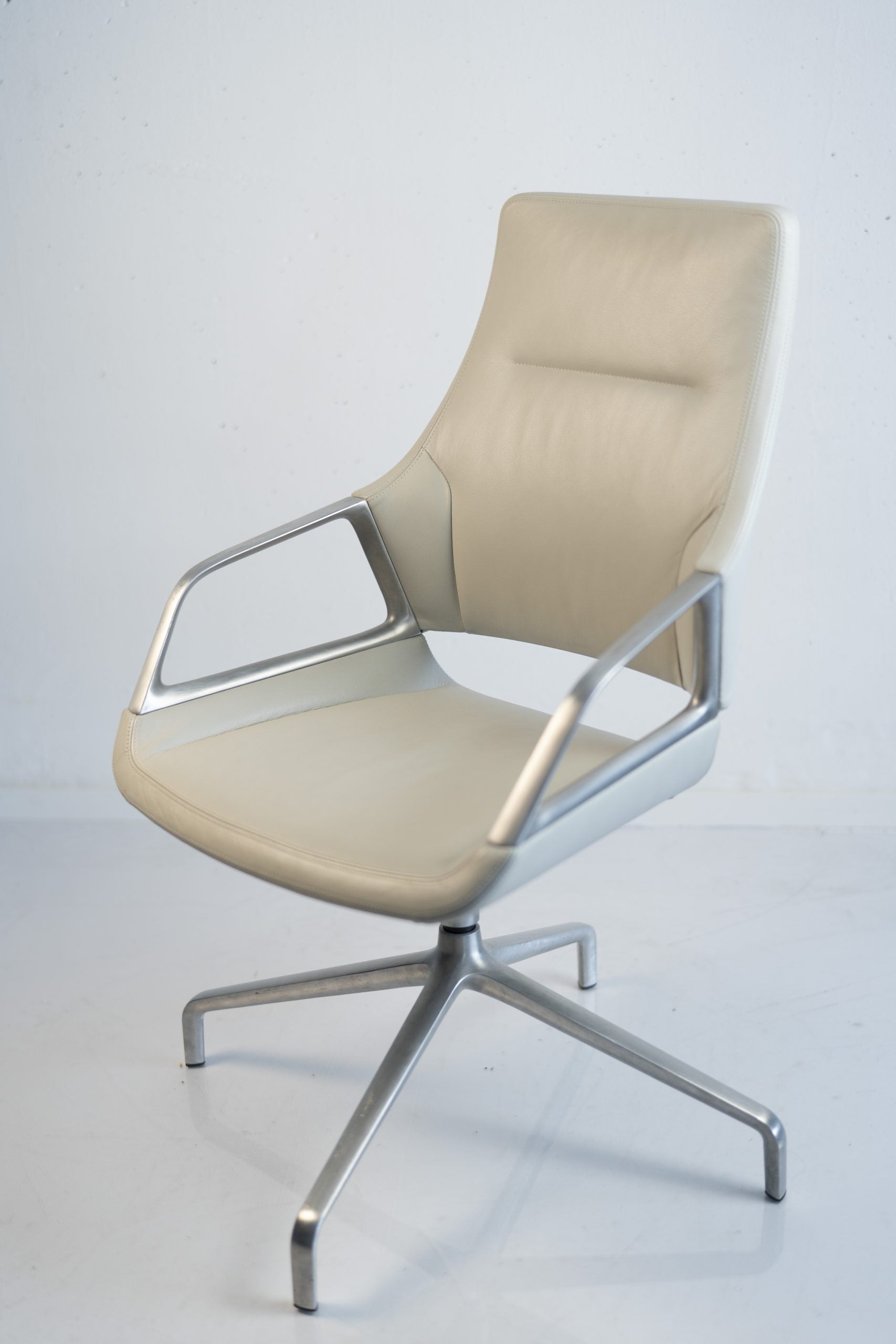 Drehstuhl; “Graph” 301.5, creme, Leder, ohne Rollen – Wilkhahn
