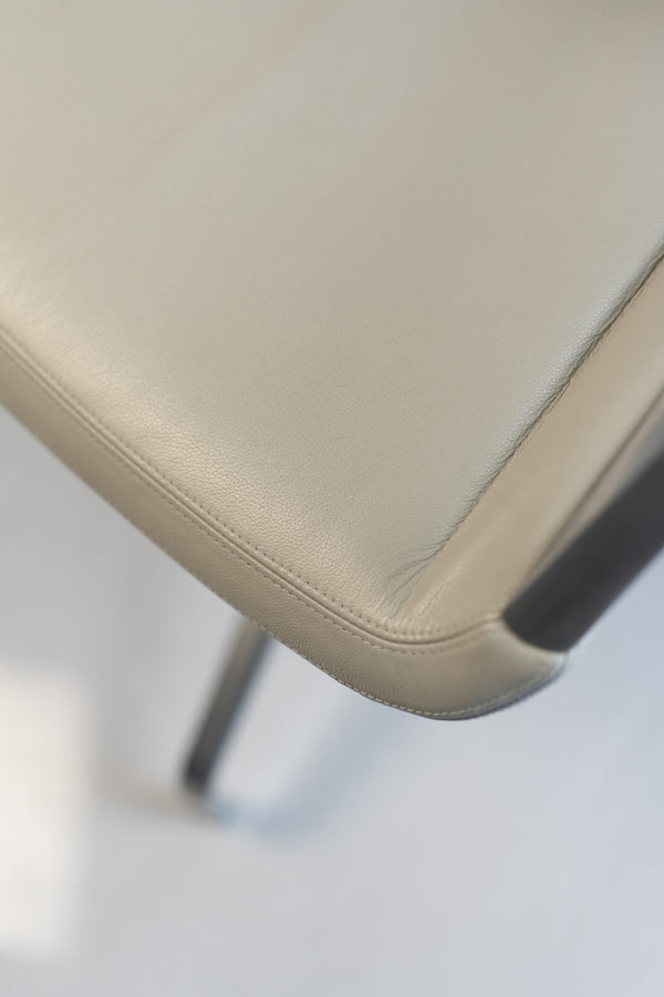 Drehstuhl; “Graph” 301.5, creme, Leder, ohne Rollen – Wilkhahn